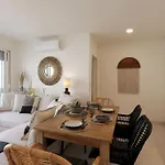 Stylish 2Br Apt W- Pool & Gym, Steps To Ria Formosa 아파트 타비라