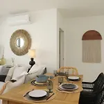 Stylish 2Br Apt W- Pool & Gym, Steps To Ria Formosa דירה *